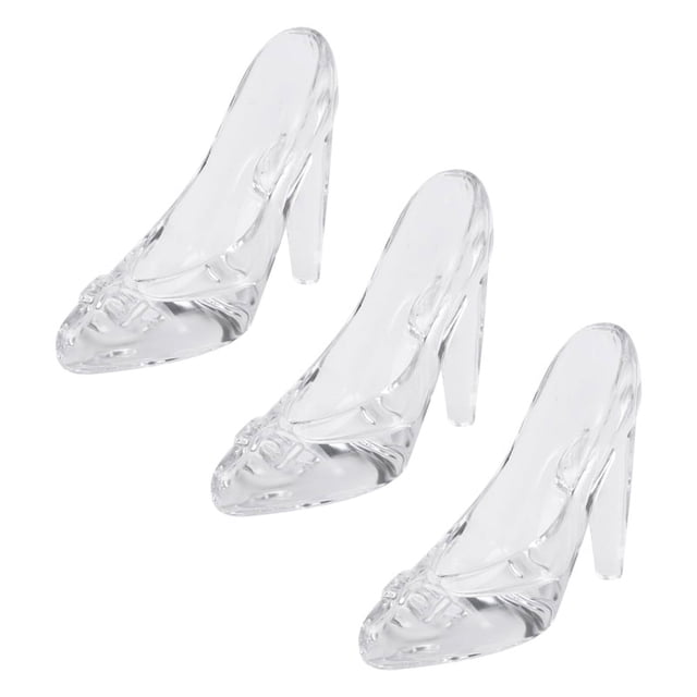 3x zapatos de cristal regalo de cumpleaños de cristal decoración para el hogar cenicienta zapatos de tacón alto zapatos de boda figuras miniaturas ornamento tres zapatos de tacón alto de vidrio transparente, vista 3/4 frontal con detalle de puntera y lazo, tamaño aprox. 13 x 11 x 6.5 cm; estilo europeo clásico sobre fondo blanco; suelen usarse como adorno de mesa o recuerdo de boda.