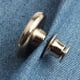 thumbnail image 3 of Paquete de 12 botones de presión metálicos de 17 mm para jeans, repuestos y reparación, con destornillador. Plateado brillante, 3 of 8