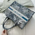 thumbnail image 5 of Bolso de mano para mujer, novedad de 2023, bolso retro romántico con cadena de perlas, bolso de mano Monet Garden, bolso cruzado de un solo hombro, bolso de pintura, bufanda de seda, 5 of 5