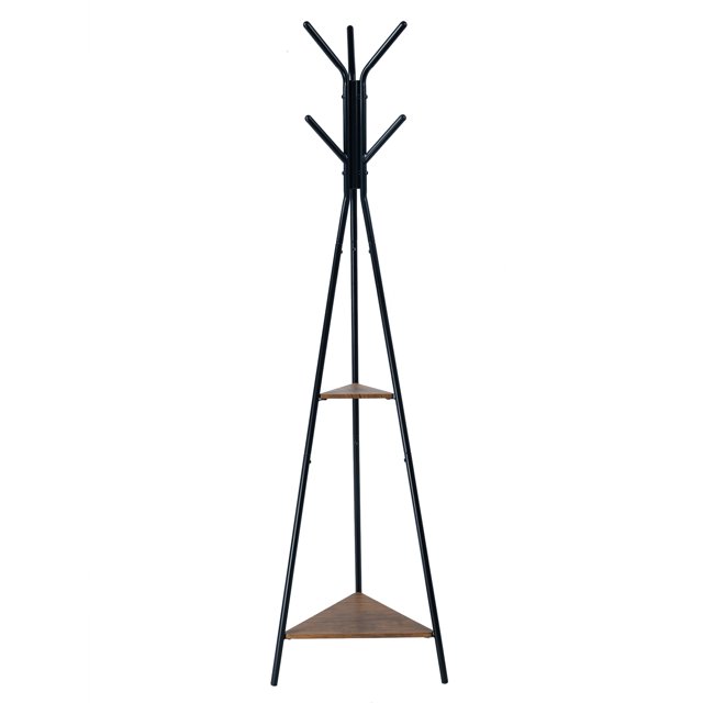 perchero de metal con diseño retro y estilo árbol, 6 ganchos y 2 estantes, ideal para entrada, dormitorio u oficina, fácil de montar y ahorra espacio. Vista frontal centrada de perchero negro independiente con seis brazos superiores para colgar y dos estantes triangulares de MDF en acabado madera; patas triangulares metálicas y poste central ancho sobre fondo blanco; suele usarse también para organizar bolsas o equipo ligero.