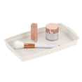 thumbnail image 4 of Bandeja organizadora de almacenamiento de plástico con diseño en M para tocador de baño, 4 of 8