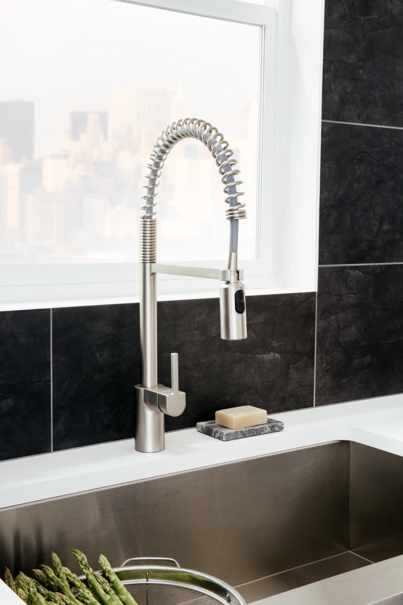 MOEN 5923BLS Align Single-Handle Pre-Rinse Spring Pull Down Sprayer Kitchen Faucet with Power Clean in Stainless Black