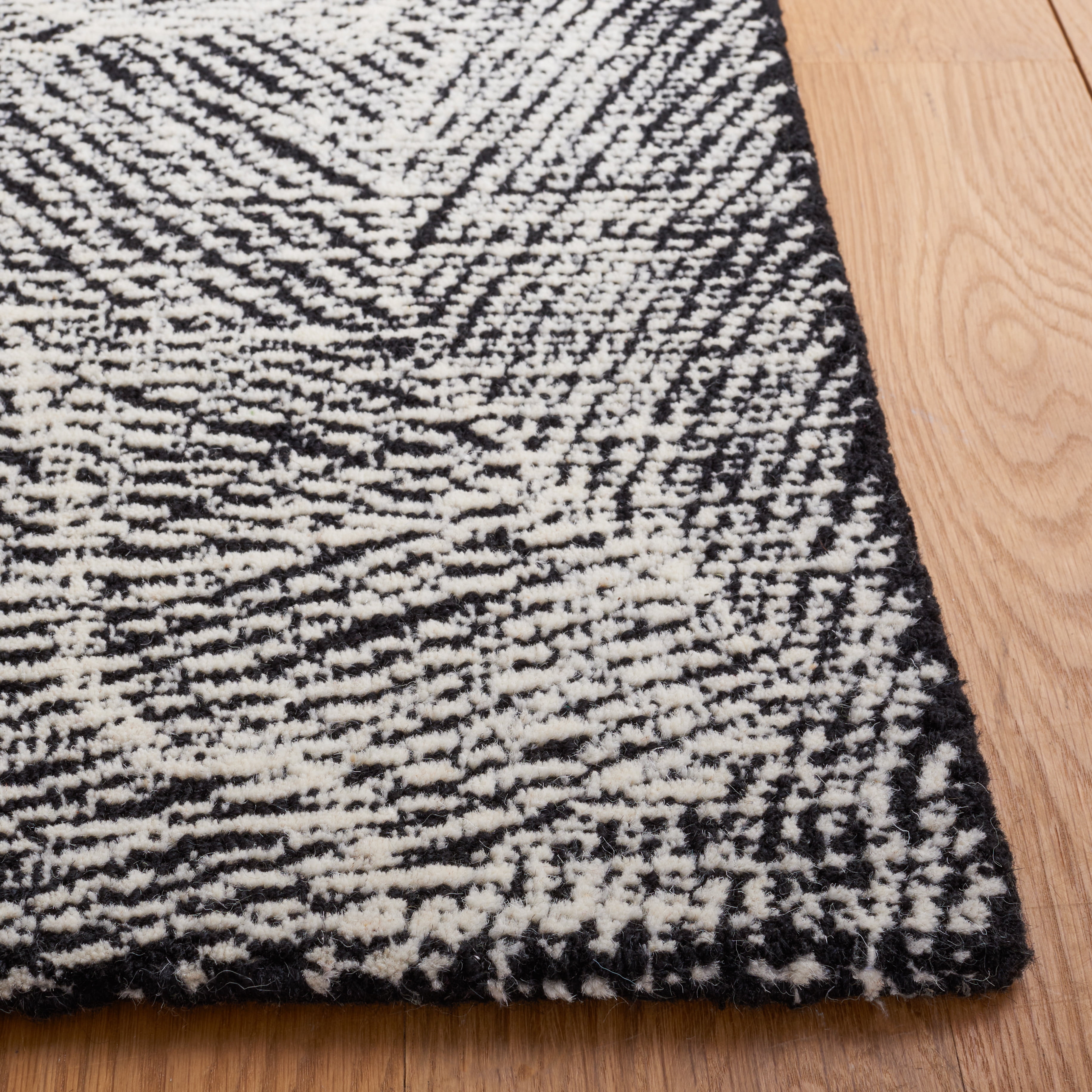 Safavieh Metro Patricia Distressed Area Rug, Black/Ivory, 6' x 6' Square