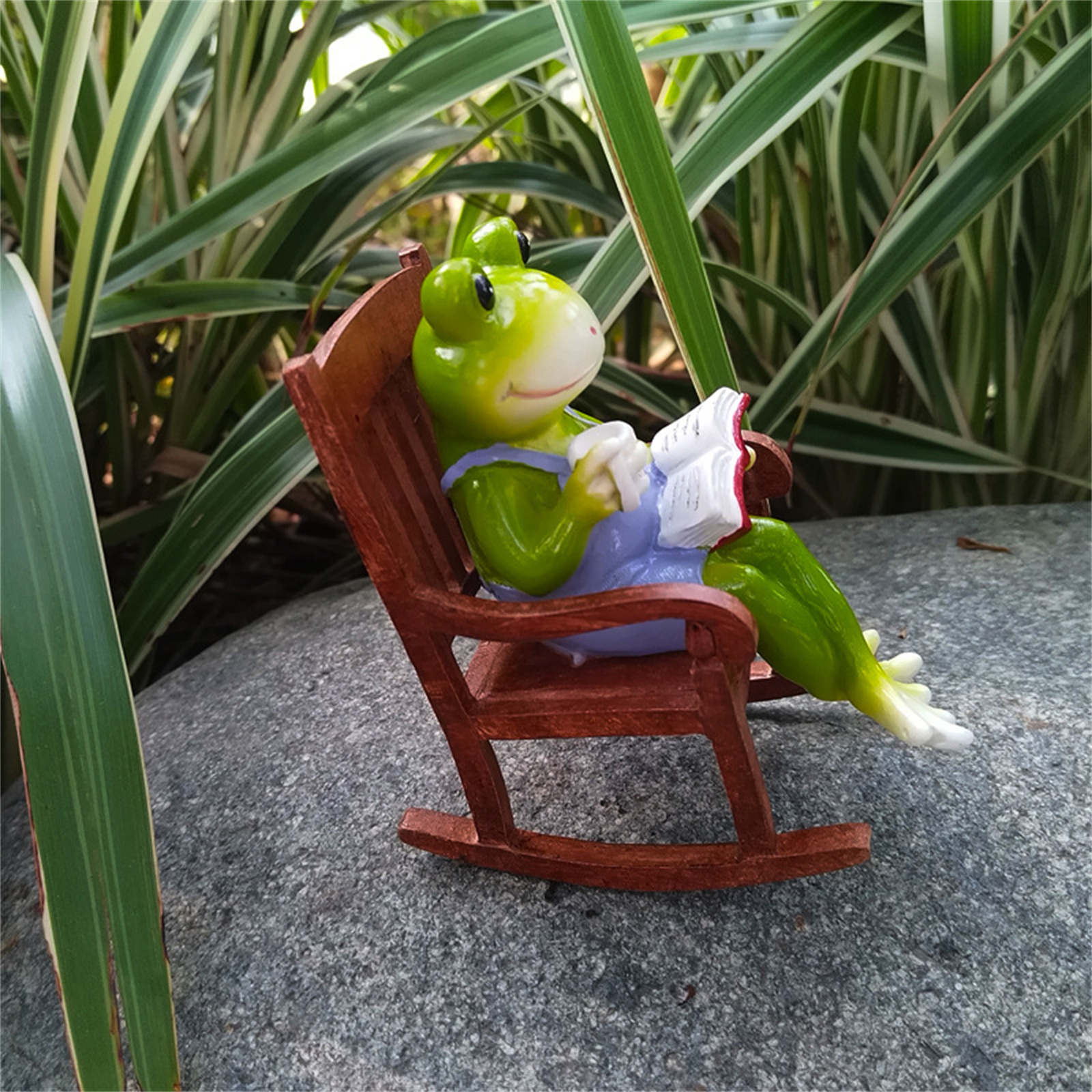 Lifelike Frog Garden Statue,Funny Reading Frog on Rocking Chair Figurines Statue,Outdoor Decorative Animals Figurine for Home Garden Yard Patio Lawn,Realistic Frogs Sculpture Art