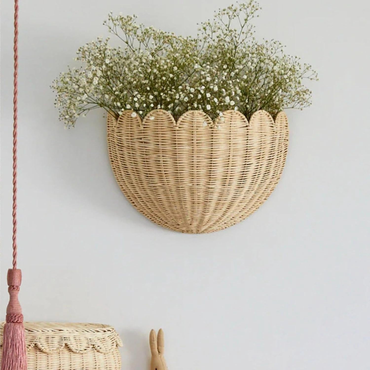Duslogis Scalloped Hanging Wicker Baskets for Wall, Scalloped Home Decor, Hanging Woven Rattan Wall Basket for Flowers Front Door Bathroom Storage (15.8 x 9.8 x 6.7 Inch)