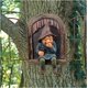 thumbnail image 1 of Estatua de jardín al aire libre, adornos de hadas de jardín, gnomo de jardín travieso que mira furtivamente, estatuilla colgante de resina, accesorios de estatua al aire libre, decoración de árbol de, 1 of 5