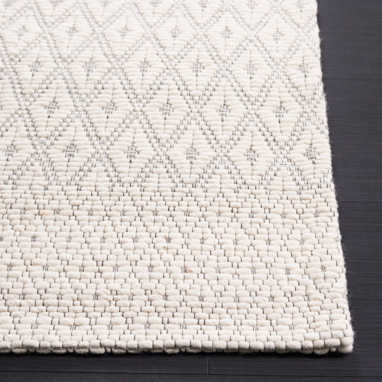 SAFAVIEH Marbella Ema Geometric Runner Rug, Ivory/Black, 2'3" x 8'