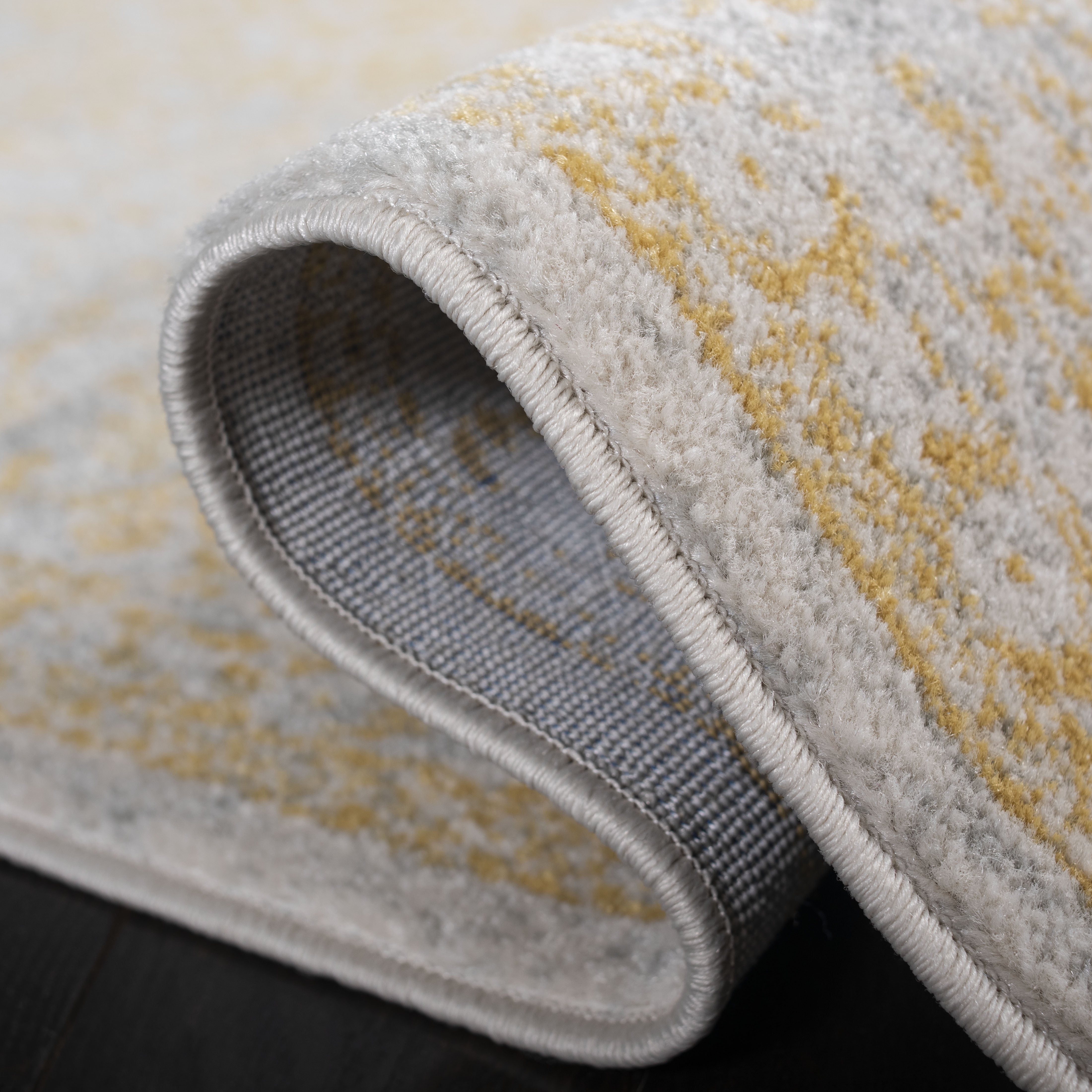 SAFAVIEH Round Rug 6'7" - Evoke Collection - Traditional Design, Ivory & Gold, Non-Shedding & Easy Cleaning, Ideal for Living Room, Bedroom, Dining Space