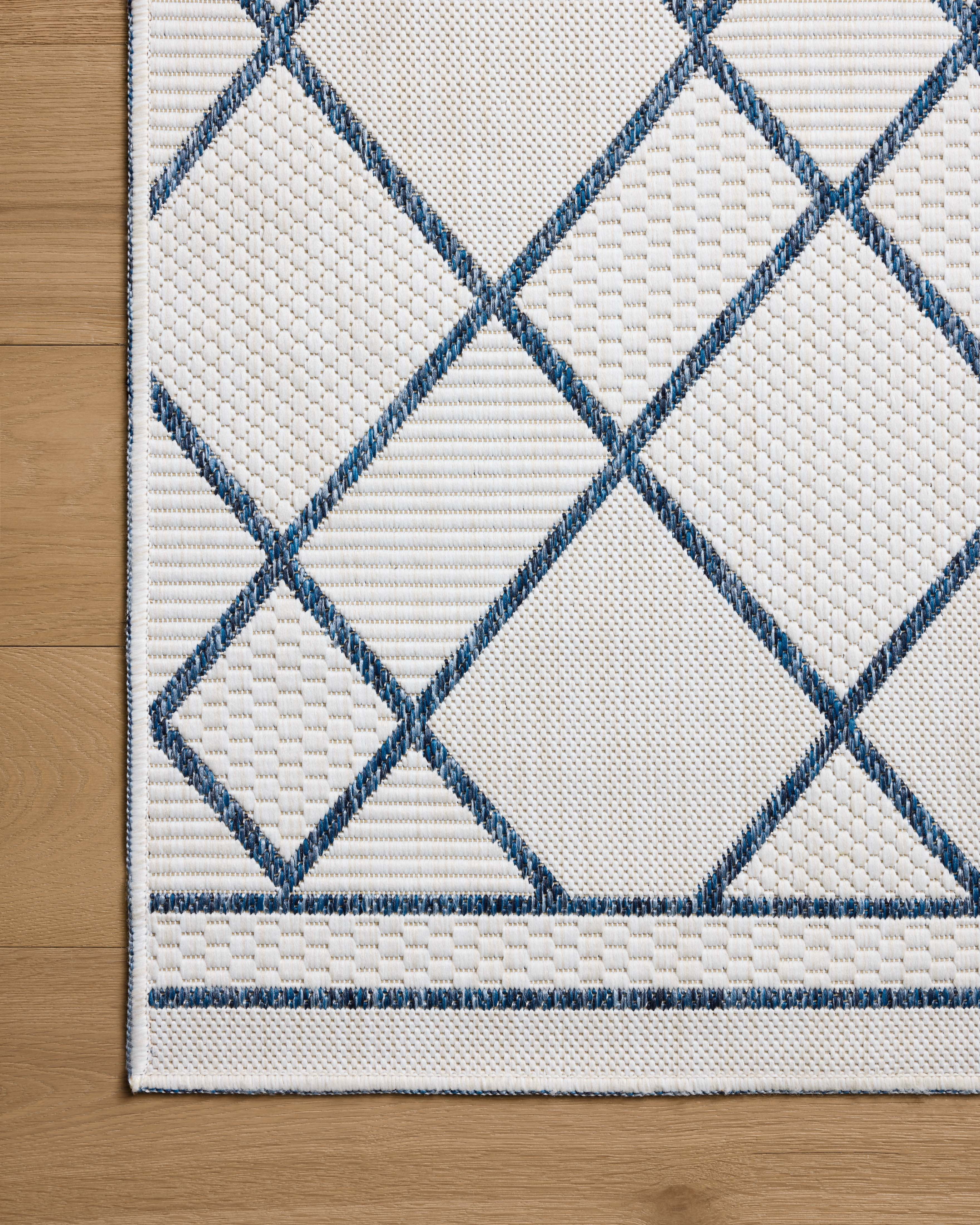 Indoor Outdoor Rug 5x8, Reversible, Loloi Easton Ivory / Denim (5'3" x 7'6")
