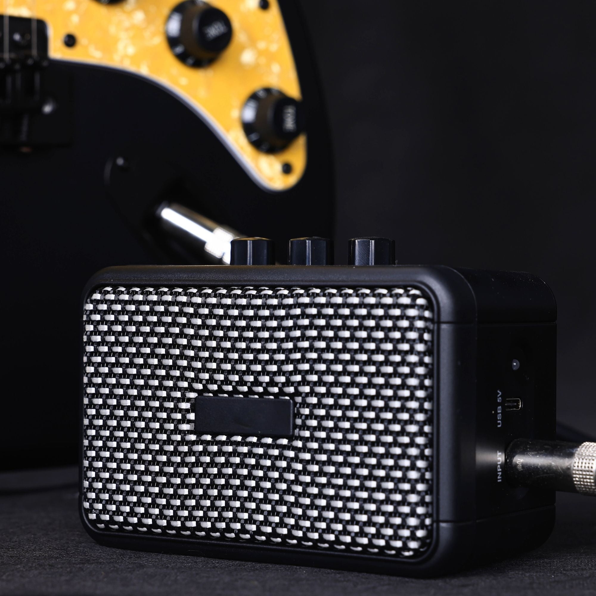 Black Compact Amplifier, 5W Black Electric Guitar Amplifier - Compact Yet Powerful Sound, Sturdy and Durable, Easy To Carry, Suitable for Music Rooms, Bars, and Small Performances