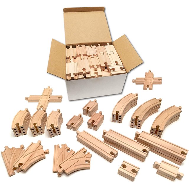 tiny conductors 52 piece wooden train track set - 100% mader tiny conductors tiny conductors Caja con 52 piezas de rieles de madera natural para trenes: tramos rectos de distintos largos, curvas en cuarto, cruces y desvíos con conectores machihembrados, vista cenital sobre fondo blanco; a menudo se usa para crear layout de pistas en mesas de juego.