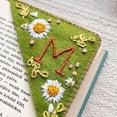 thumbnail image 3 of Marcador de esquina bordado a mano personalizado, marcadores de bordado de letras de flores lindas, marcador hecho a mano de esquina de página de triángulo de fieltro, regalo único para hombres, 3 of 5