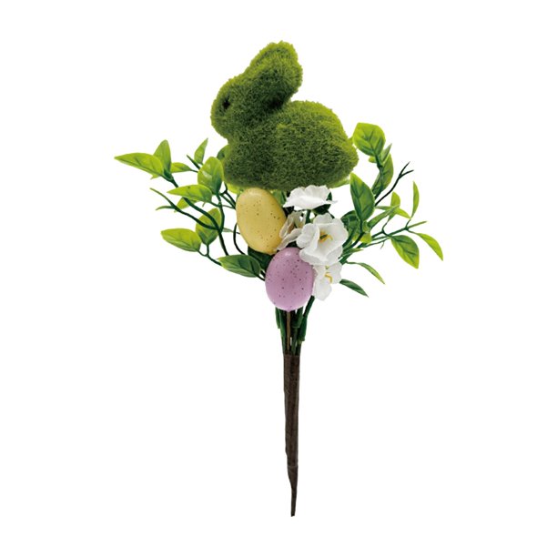 Huevos de Pascua y conejitos. Ambiente festivo para la decoración de la mesa.