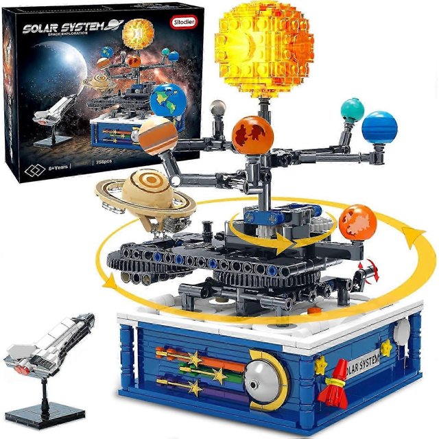 rotatable solar system building block toy, 778-piece space exploration building block set vista frontal del modelo ensamblado: sol amarillo de bloques en la cima y ocho planetas esféricos de colores en brazos con engranajes accionados por manivela; tren de engranajes negro sobre base rectangular azul con motivos de cohete y estrellas; incluye lanzadera y caja, juguete educativo adecuado para introducir conceptos STEM y juego sin pantallas.