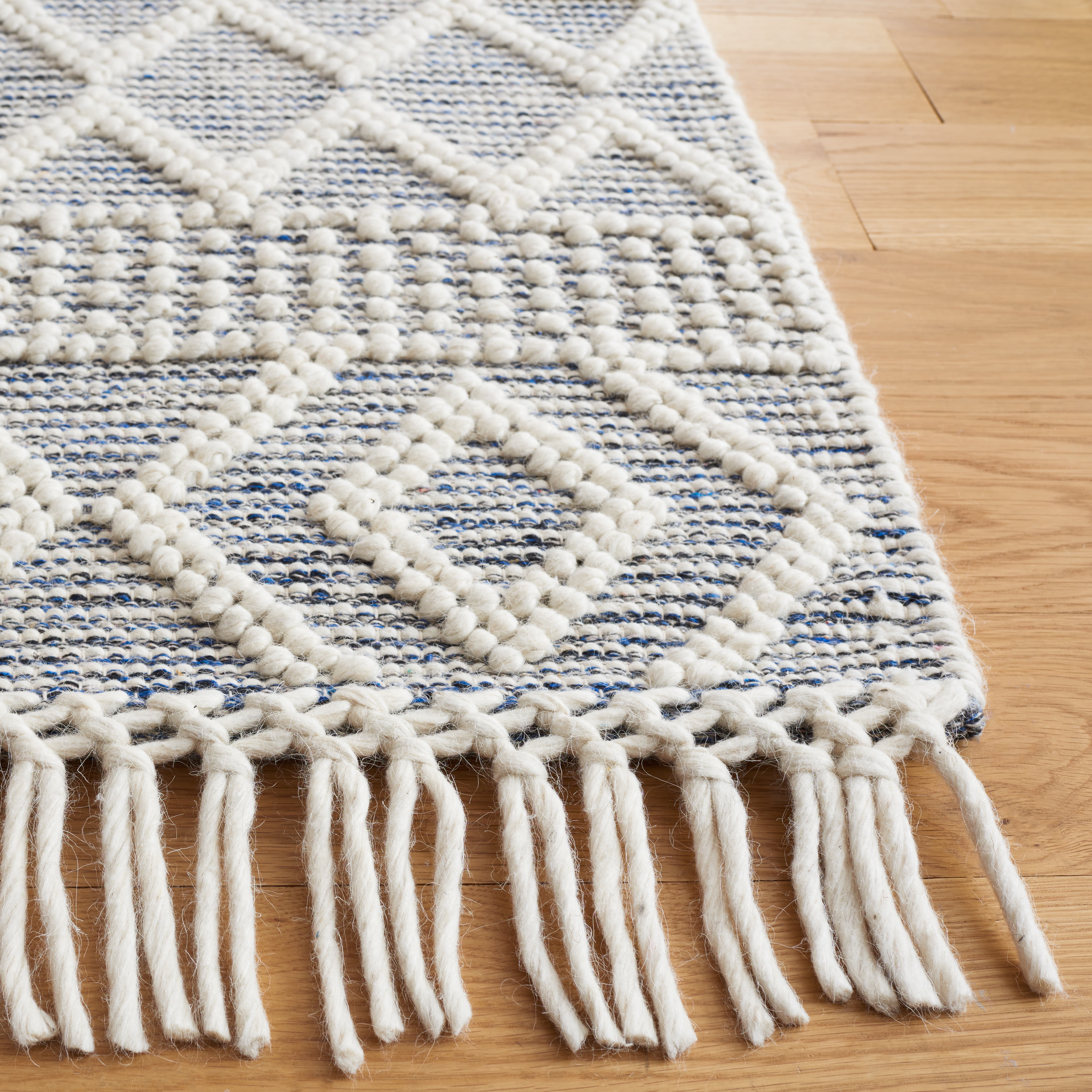 SAFAVIEH Vermont Wichita Aztec Area Rug, Ivory/Blue, 5' x 8'