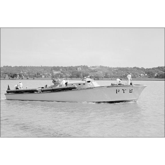 24"x36" Gallery Poster, The U.S. Navy torpedo boat PT-9 at Washington, D.C., 19 June 1940