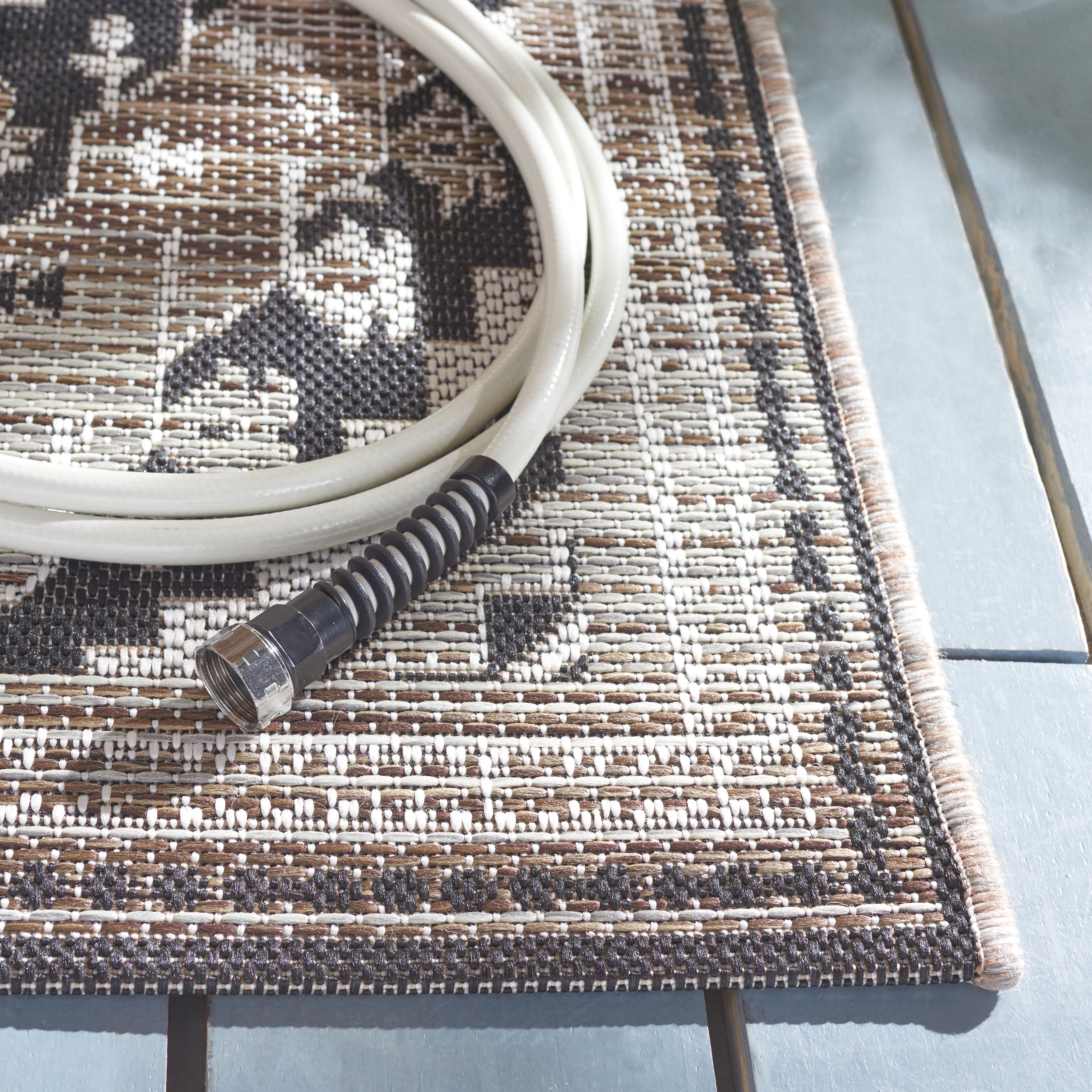 Safavieh Havana Gulden Medallion Indoor/Outdoor Area Rug, Light Brown/Black, 4'5" x 6'5"