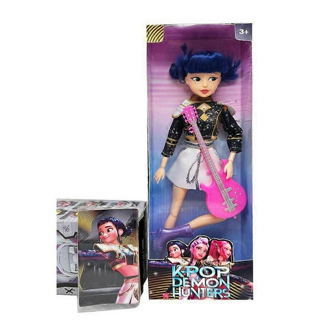 doll - cute collectible vinyl action figure toy for kids & fans, perfect gift for kpop lovers: Figura coleccionable de vinil con coletas azules, chamarra negra con ribetes dorados, falda blanca, botas moradas y guitarra eléctrica rosa, en caja vertical con ventana transparente y gráfico "K-POP DEMON HUNTERS"; apta desde 3 años. A menudo usada para decorar estantes de colección o como pieza para juego de rol creativo.