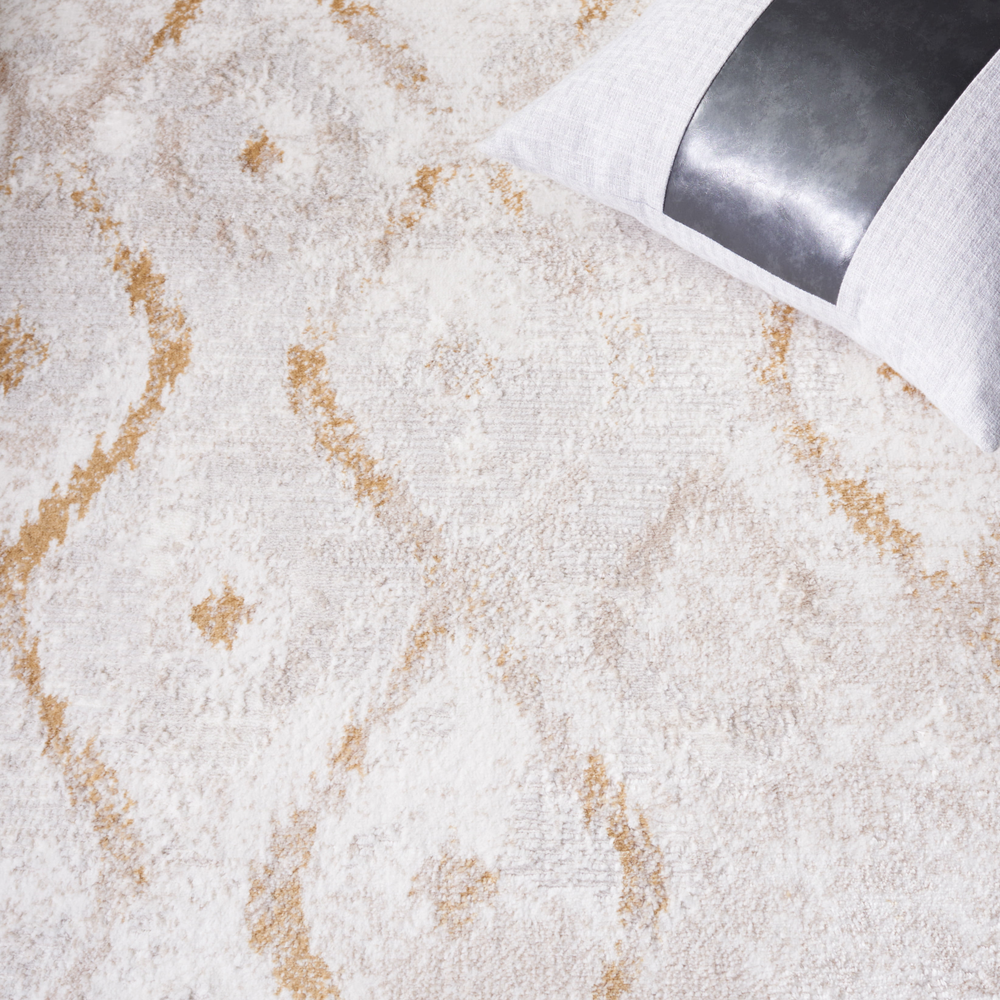 SAFAVIEH Meadow Doncho Diamond Area Rug, Ivory/Gold, 4' x 6'