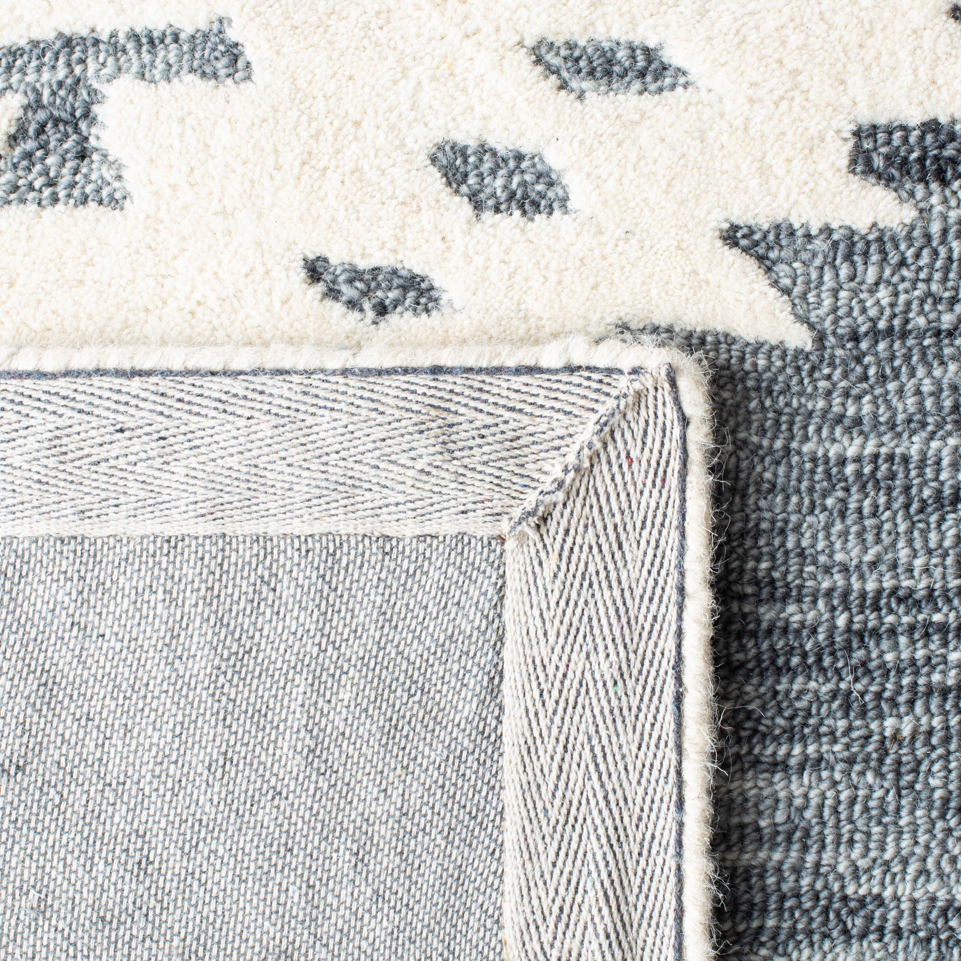 SAFAVIEH Aspen Kerry Geometric Area Rug, Dark Grey/Ivory, 4' x 6'
