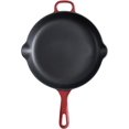 thumbnail image 2 of Chuck Hughes Poêle à Frire Ronde en Fonte 26 cm – Poêle Pré-Assaisonnée avec Poignée d'Assistance, Poêle de Cuisson Robuste pour l'Intérieur et l'Extérieur pour Viandes, Légumes et Plats de Déjeuner (Rouge Cardinal), 2 of 3