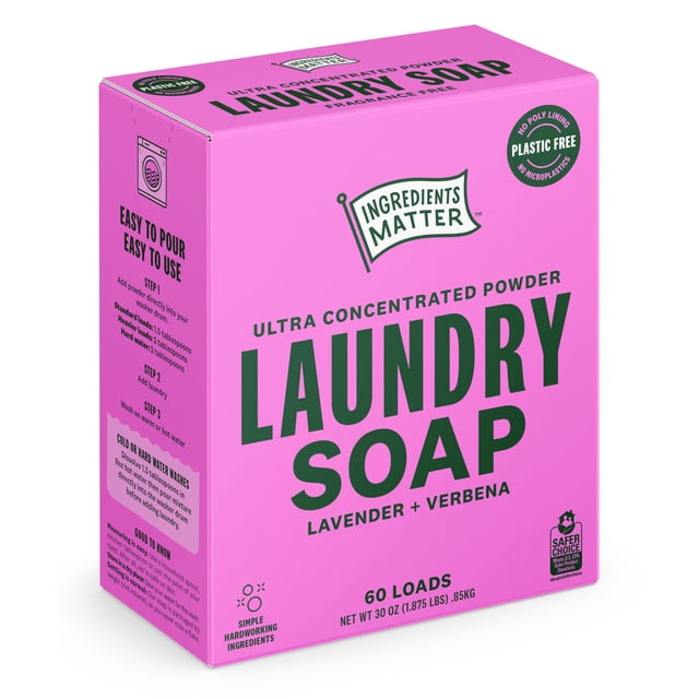 jabón para lavar ropa ingredients matter con aroma a lavanda, 900 ml, 60 cargas — Caja de cartón rosa, vista 3/4 frontal con texto verde grande "LAUNDRY SOAP" y logo Ingredients Matter arriba; indica "Ultra Concentrated Powder" y "Lavender + Verbena", sello "Plastic Free" en el lateral y pico de vertido en el borde superior; suele usarse también para pretratar manchas en prendas.
