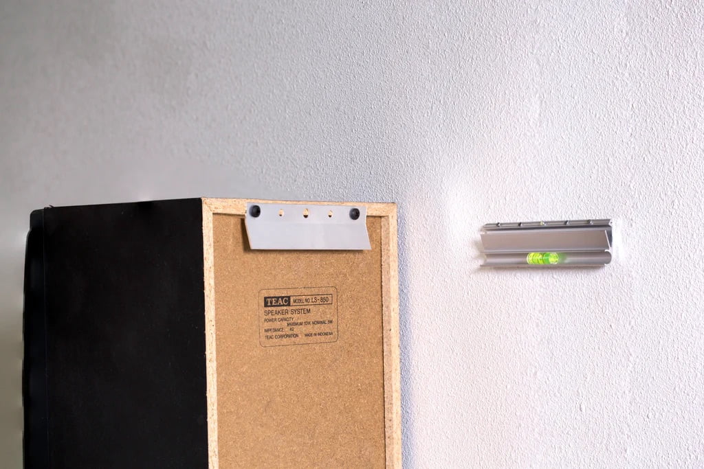 Hangman No Stud Speaker Hanging Kit - Hangs 2 Large and 4 Small Speakers - Silver
