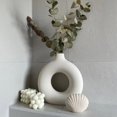 thumbnail image 3 of Jarrones de cerámica blanca para hierba Pampas, diseño de gota de agua, jarrón de donut, decoración moderna para el hogar, estilo nórdico bohemio Ins (blanco mediano), 3 of 5