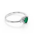 thumbnail image 4 of JeenMata Anillo de Compromiso de 3 Piedras con Esmeralda Verde Creada en Forma de Corazón de 1,75 Uds, Piedra Natal de Mayo, Oro Blanco de 18 K sobre Plata, 4 of 6