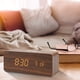thumbnail image 4 of Reloj despertador digital de madera con carga inalámbrica, atenuador ajustable y volumen de alarma (bambú) ACTIVE Biensenido a ACTIVE, 4 of 4