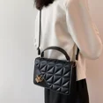 thumbnail image 4 of Bolso Bandolera De Un Hombro Beilisi Con Cadena De Metal Para Mujer Color Negro, 4 of 8