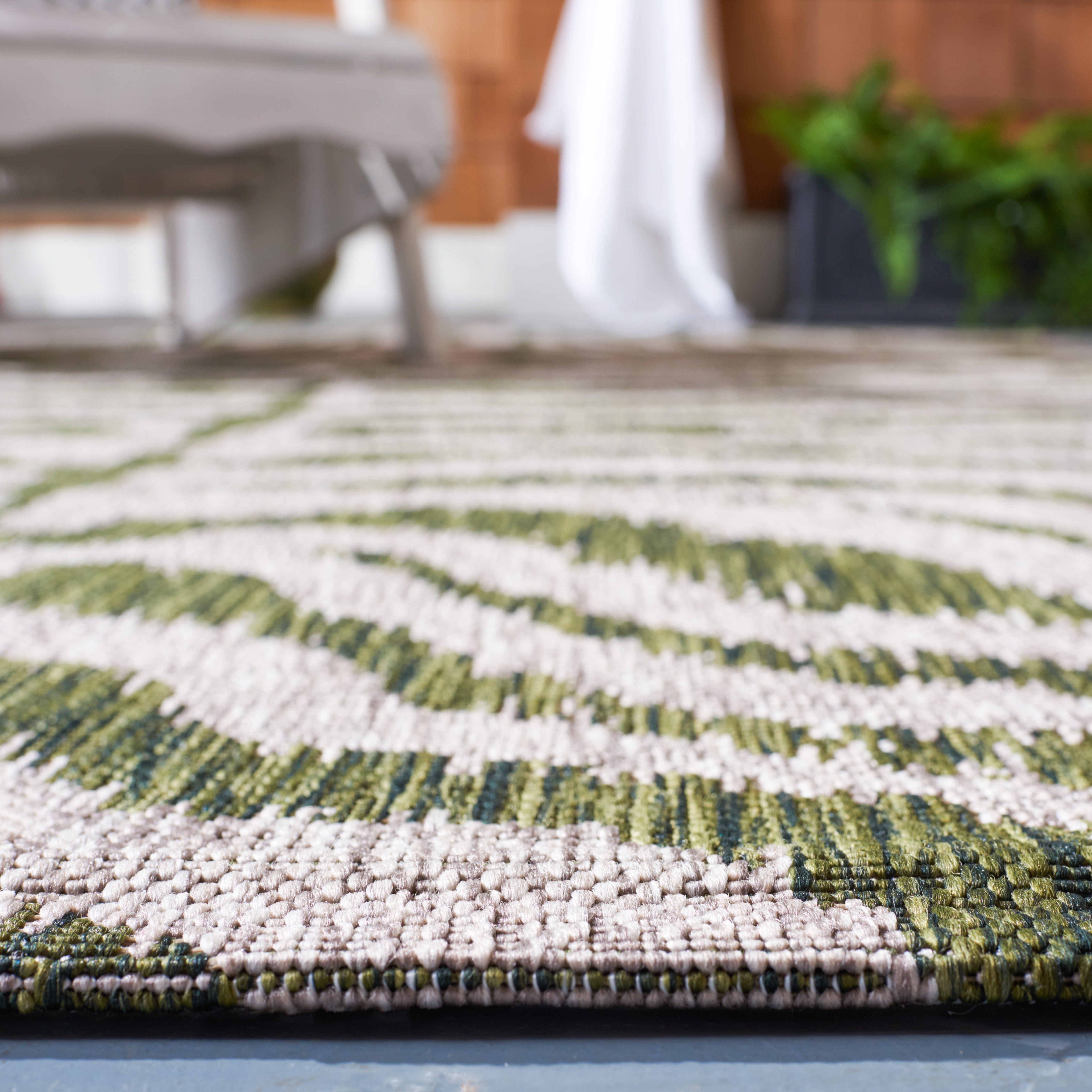 SAFAVIEH Courtyard Gerald Animal Indoor/Outdoor Area Rug, Grey/Green, 2'7" x 5'