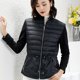 thumbnail image 2 of Chaqueta corta ligera de plumón de pato blanco con costuras de tela saludable para mujer, diseño moderno con cordón en la cintura, 2 of 4