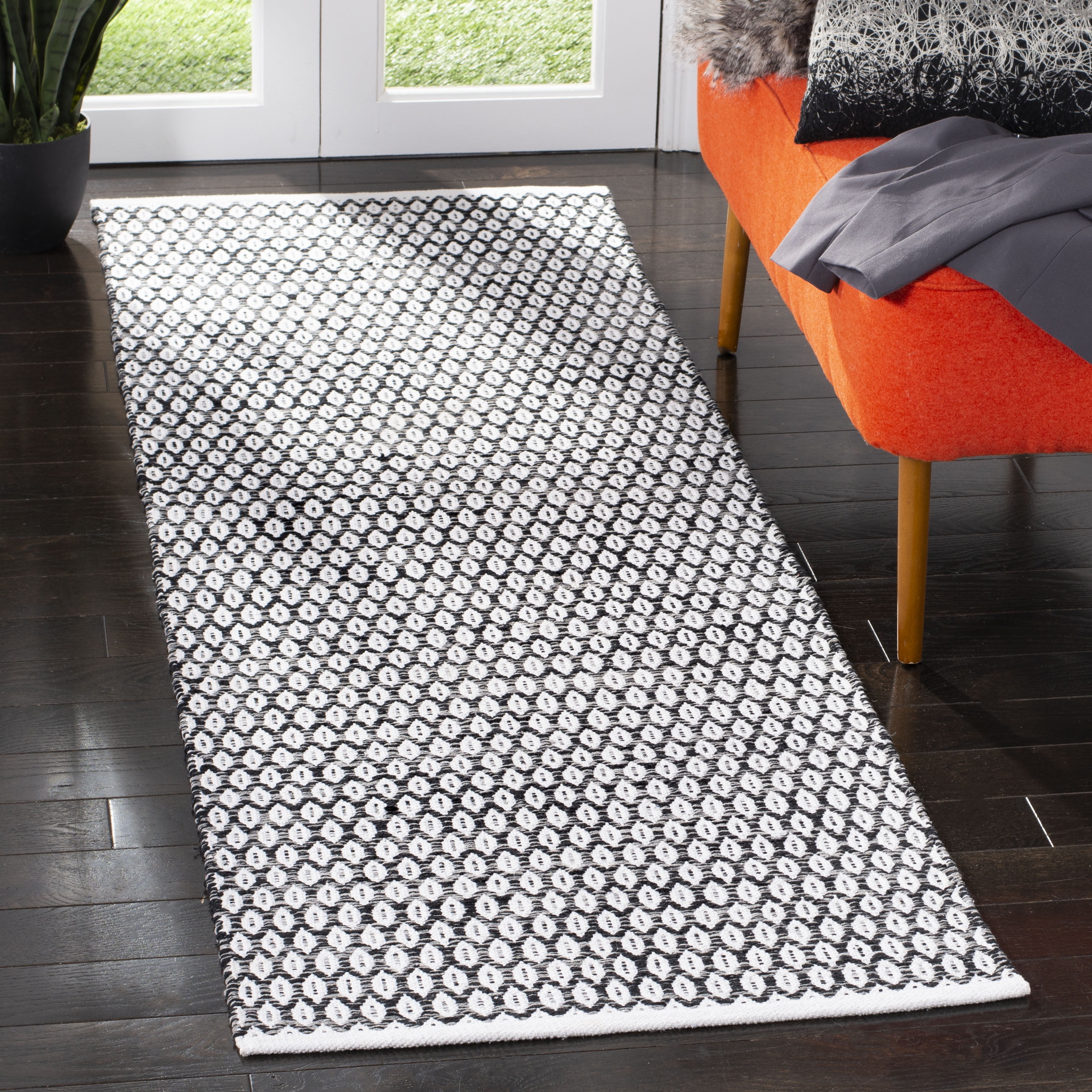 SAFAVIEH Montauk Crystal Geometric Cotton Runner Rug, Black/Ivory, 2'3" x 8'