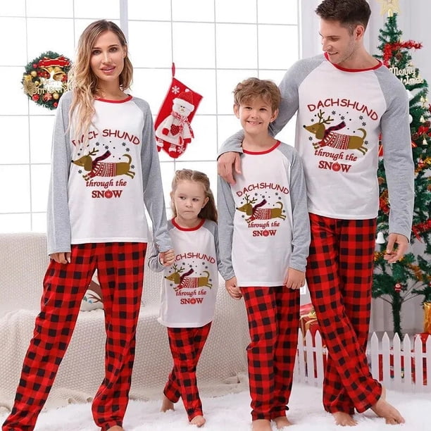 Pijamas familiares a juego de Navidad, conjunto de pijamas de Dachshund a través de la nieve gris