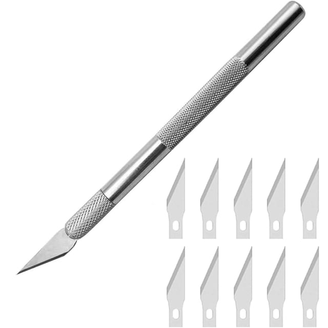 juego de bisturí, bisturí cortador de precisión con 10 cuchillas, para manualidades, corte, escultura de trabajo de arte diy — Vista 3/4 de un bisturí ZHCH plateado con mango metálico con patrón antideslizante y hoja de punta afilada; a la derecha 10 cuchillas de repuesto alineadas sobre fondo blanco; suele usarse también para detalles en maquetas y trabajos DIY.