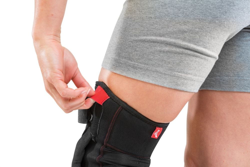 Mueller Hinged Knee Brace, Black, Medium