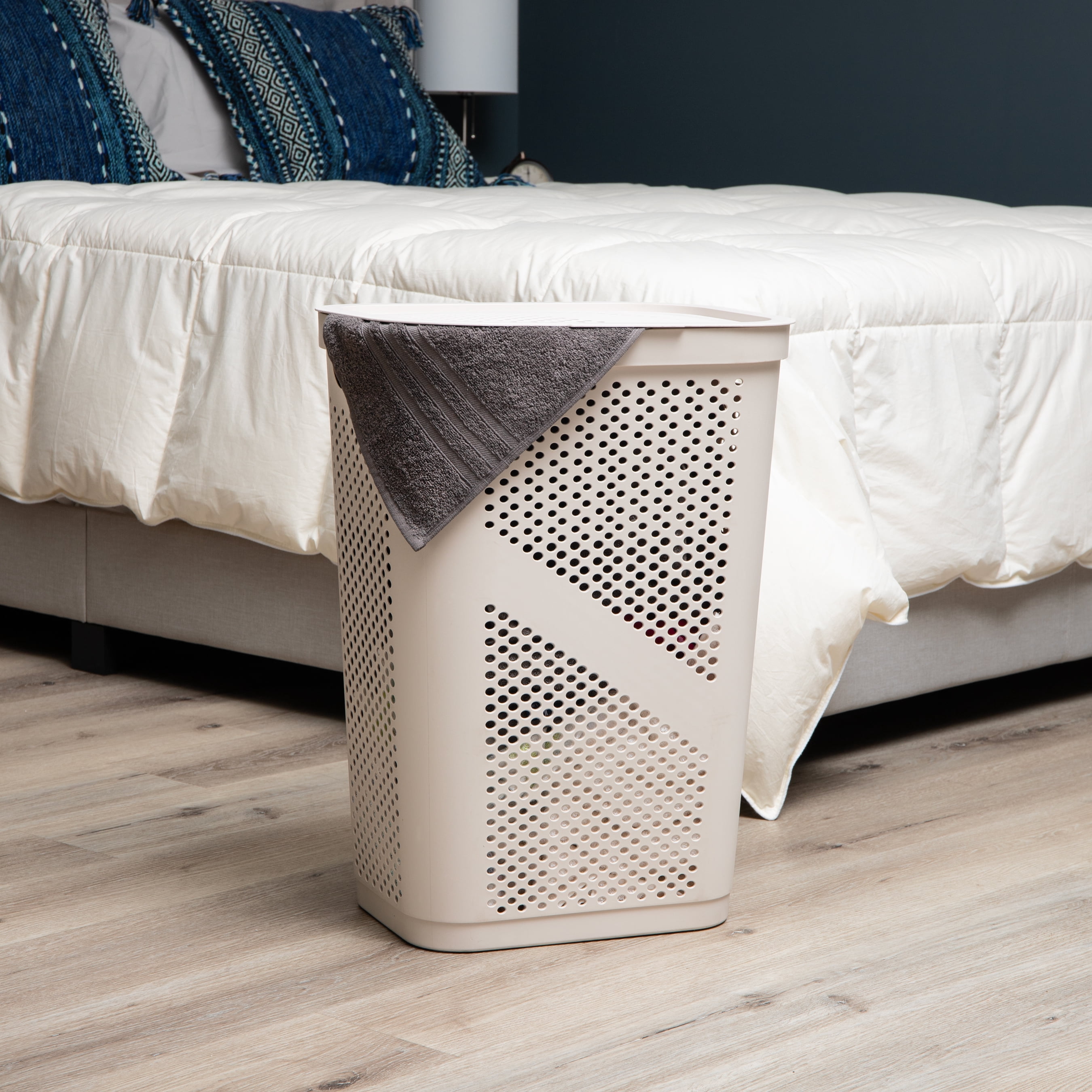 Mind Reader 60L Slim Laundry Hamper, Lid, Ventilated, Plastic, 17.25"L x 13.75"W x 23.5"H, Ivory