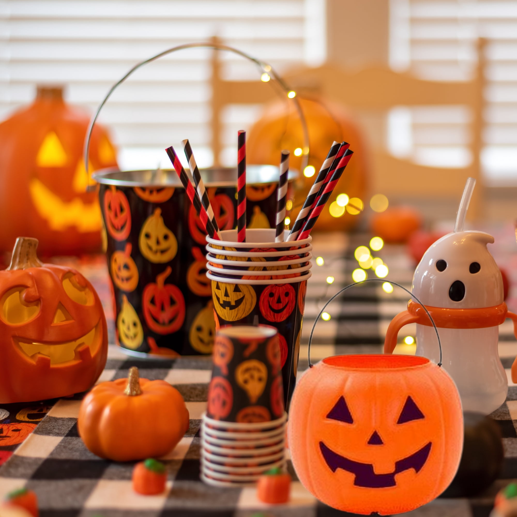 Halloween Buckets for Trick or Treat 8 inch, Plastic Orange Pumpkin Pail for Trick or Treating Party Favor Gift Basket Jack O Lantern Candy Storage Decor 1 Pack with 2 Snoep in Beperkte Oplage