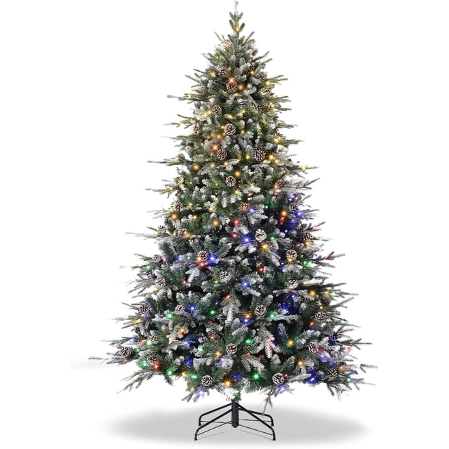 12ft classic green auto-spread tips pvc branches pencil christmas tree con realistic lighting, space-saving, easy installation, y festive atmosphere creation (2035 tips, green) árbol de Navidad pencil de 12 ft, vista frontal; ramas PE+PVC con 2035 puntas verdes y efecto escarchado, conos simulados y base metálica negra. Preiluminado con 240 luces cálidas y LEDs multicolor en varios modos, diseño estrecho que ahorra espacio y ramas de desplegado automático, ideal para esquinas, porches o departamentos pequeños.