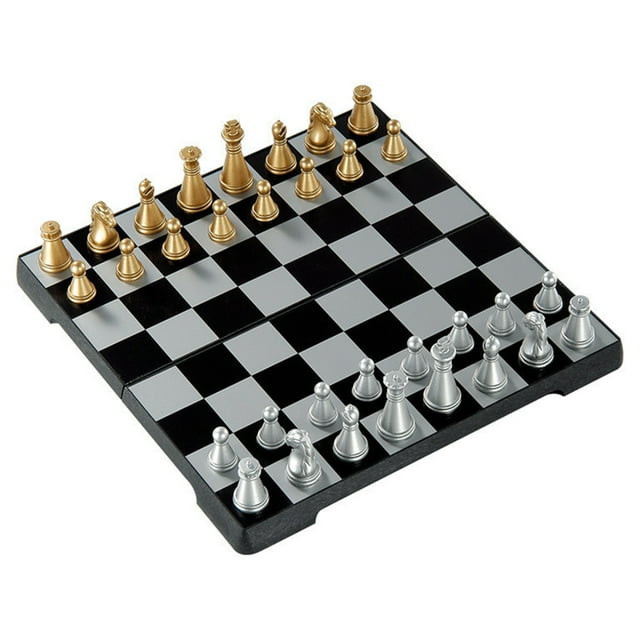 Ensemble d'Échecs Magnétiques Ensemble Éducatif de Jeu d'Échecs Ensemble de Plateau de Jeu d'Échecs pour Enfants Comprenant un Échiquier Pliable Noir et Argent avec des Pièces d'Échecs Or et Argent. Fait de Plastique durable HIPS et d'Aimants, le Plateau Mesure 25 x 25 x 1,8 cm Lorsqu'il Se Déplie, et la Pièce Roi Mesure 3,2 cm de Hauteur. la Conception Magnétique Assure Que les Pièces Restent Bien en place pendant le Jeu. Convient aux Enfants, aux Adultes et aux Personnes Âgées, Cet Ensemble portable Fait Aussi Office de Boîte de Rangement pour les Pièces d'Échecs