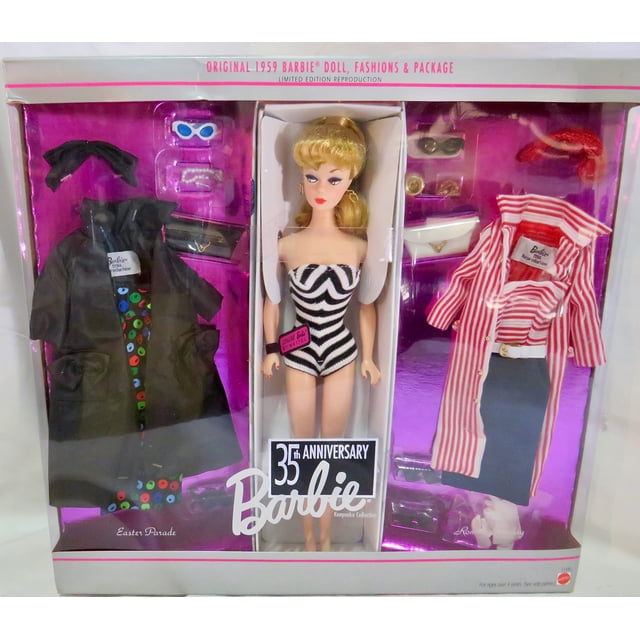 35th anniversary giftset 1959 barbie doll, fashions and package reproduction barbie caja frontal con muñeca réplica de 1959 de 2.2 pulgadas (5.6 cm) en traje de baño blanco y negro centrada, dos atuendos vintage a los lados (abrigo negro con ribete de lunares y chaqueta roja a rayas con falda azul) y accesorios en bandejas sobre fondo rosa reflectante. También suele usarse para exhibición temática de coleccionistas.