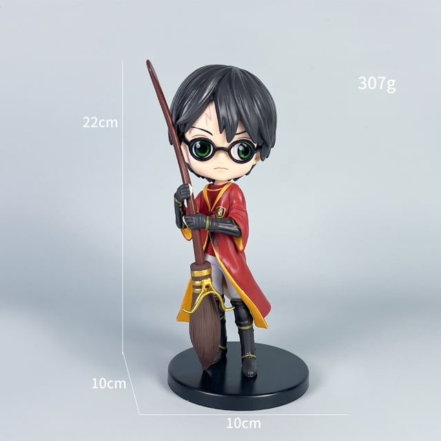nueva figura de acción de harry potter malfoy hermione 22 cm figura de vinilo PVC de 22 cm, vista frontal centrada de estilo anime con capa roja con ribete dorado, gafas negras y cicatriz en la frente, sostiene una escoba vertical con ambas manos sobre base circular negra de 10 cm, pintada, ideal para colección y decoración.