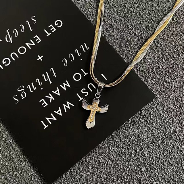 Collar con colgante de cruz de dos colores de hip hop para hombres y mujeres, cadena de hueso de serpiente Ruan Shuai de acero de titanio de alta calidad a la moda para la calle principal