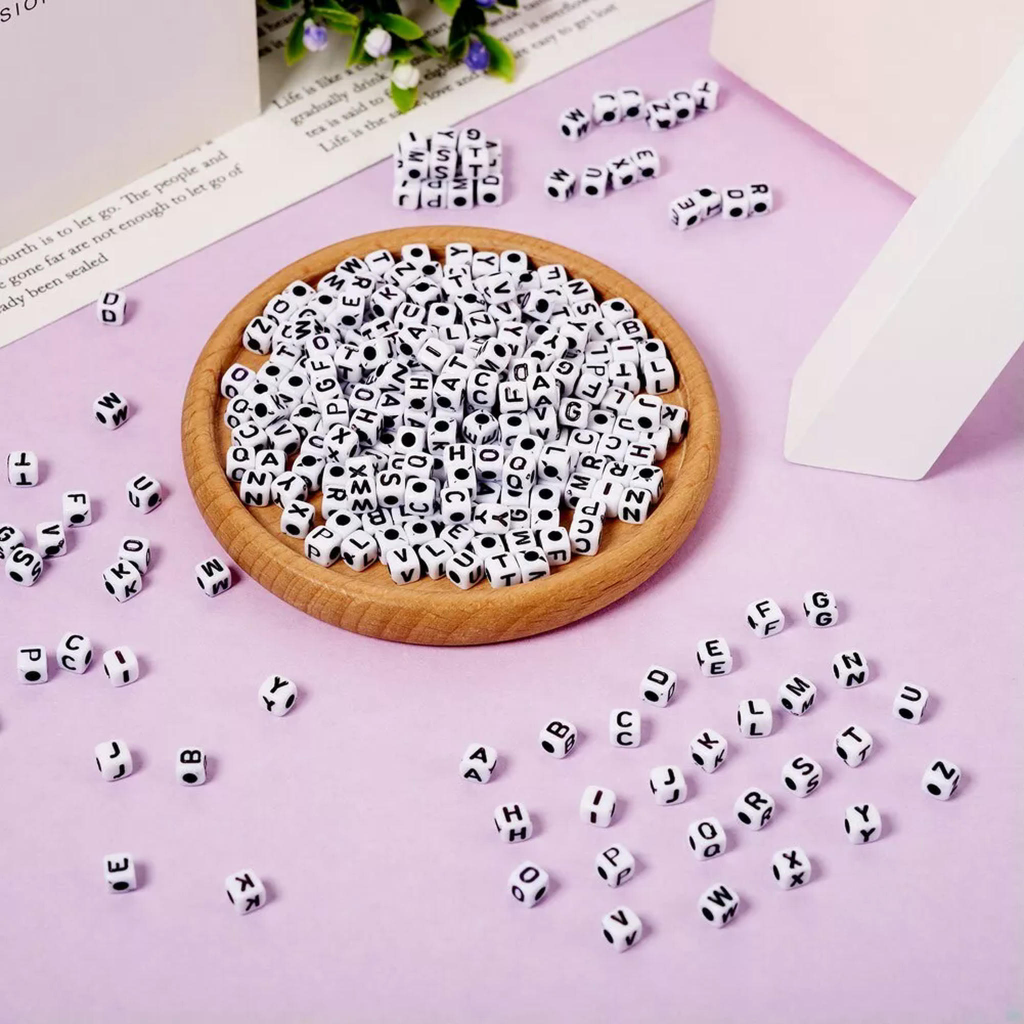 U8MO 1300Pcs Letter A~Z Cube with Black Alphabet White Opaque Acrylic Beads 4~5mm