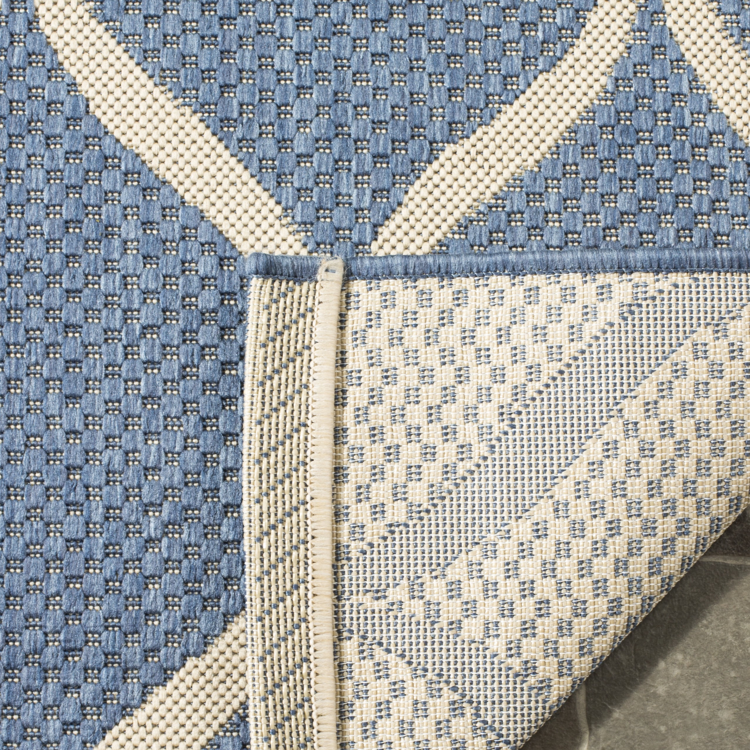 SAFAVIEH Courtyard Linnet Geometric Indoor/Outdoor Area Rug, Blue/Beige, 6'7" x 6'7" Round
