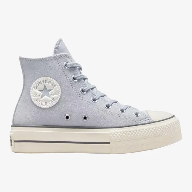 tenis ctas lift hi gravel Converse Gris, vista lateral derecha con silueta alta y entresuela elevada; exterior de gamuza gris claro, cordones planos a juego, ojales metálicos y parche circular Converse All Star en el tobillo. Ideal para uso casual y combinaciones de estilo urbano.