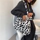 thumbnail image 4 of Bolsa Bolso de hombro con estampado de animales para mujer a la moda. bolsos de felpa de invierno (B) Ehuebsd Nuevos Originales, 4 of 9