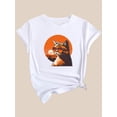 thumbnail image 3 of Una blusa informal de moda con cuello redondo y mangas cortas con un estampado de atardecer de un gatito y una mujer negra. Blusa deportiva de ocio., 3 of 5