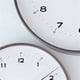 thumbnail image 3 of Reloj de pared moderno de madera maciza, silencioso, funciona con pilas, manecillas en forma de lágrima., 3 of 5